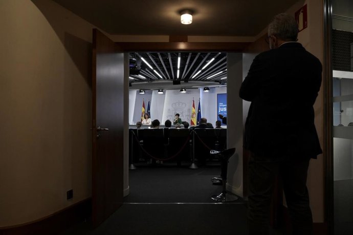 Archivo - Vista desde la puerta de la sala de la comparecencia posterior al Consejo de Ministros