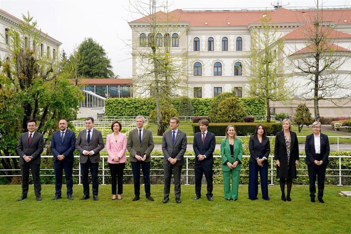 Foto de familia del presidente de la Xunta de Galicia, Alberto Núñez Feijóo (6i) y los conselleiros, antes de participar en la reunión del Consello, en los Jardines de San Caetano, a 28 de abril de 2022, en Santiago de Compostela, A Coruña, Galicia (Esp
