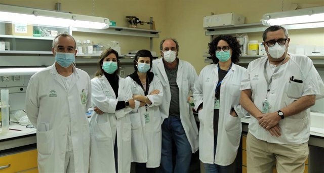 El investigador principal de este estudio, Juan Macías, acompañado de los participantes de este estudio: Marta Santos, Anaïs Corma, Luís Miguel Real, Marta Fernández y Juan Antonio Pineda (director del grupo de investigación `Virología Clínica e ITS).