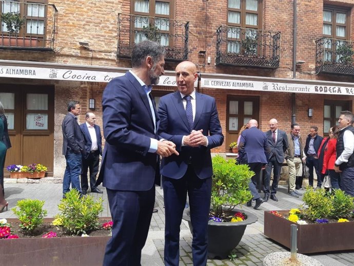 El alcalde de León (D) en el acto del CEL.
