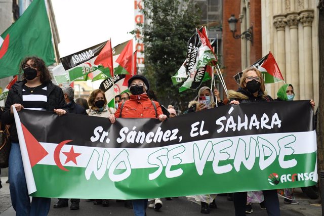 Archivo - Varias personas, con banderas saharauis y una pancarta que reza 'Sr Sánchez, El Sáhara no se vende', protestan durante una manifestación convocada por la Coordinadora Estatal de Asociaciones Solidarias con el Sáhara (CEAS-Sáhara).