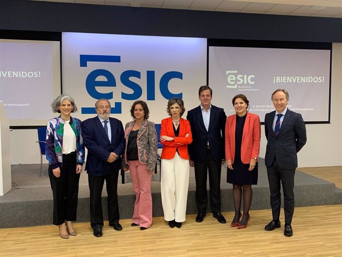 Patricia Cuevas, directora de ESIC Sevilla; Alfonso Carmona, presidente del Real e Ilustre Colegio de Médicos de Sevilla; Catalina García, viceconsejera de Salud y Familias en Junta de Andalucía; Marta Villanueva, directora general de Fundación IDIS;   