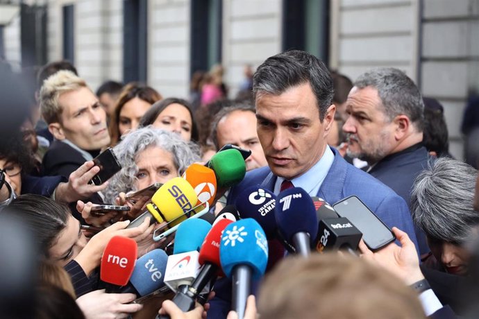 El presidente del Gobierno, Pedro Sánchez, a su salida de una sesión plenaria, en el Congreso de los Diputados, a 28 de abril de 2022, en Madrid (España).