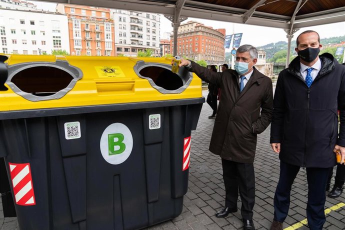 El concejal de Servicios y Calidad de Vida del Ayuntamiento de Bilbao, Kepa Odrizola, y el director de Gestión Autonómica y Local de Ecoembes, Ángel Hervella, en uno de los contenedores con el nuevo sistema.