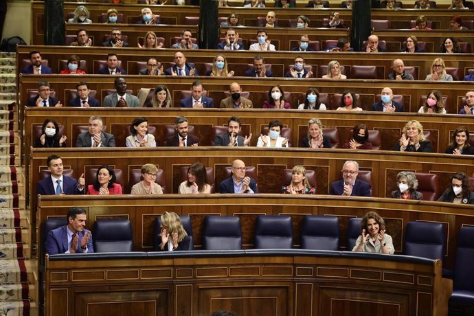 El presidente del Gobierno, Pedro Sánchez; la vicepresidenta segunda y ministra de Trabajo, Yolanda Díaz; y la ministra de Hacienda, María Jesús Montero, aplauden en una sesión plenaria, en el Congreso de los Diputados, a 28 de abril de 2022, en Madrid