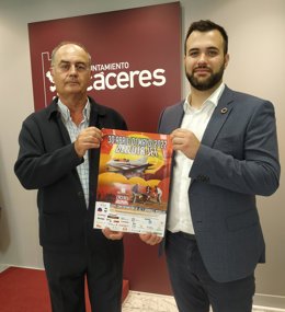 El presidente de la Agrupación Cacereña de Aeromodelismo, Francisco Hernández Mogollón, y el alcalde de Cáceres, Luis Salaya, en la presentación del XXVII Bellota Jet