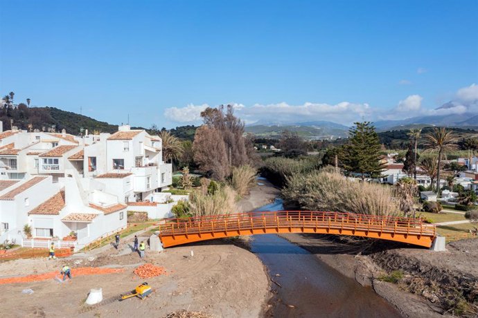 El Ayuntamiento de Estepona instala el puente proyectado en el tramo de corredor litoral de Arroyo Vaquero