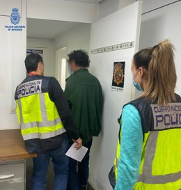 Agentes de la Policía Nacional en Palma junto al detenido.