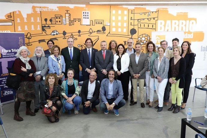 Foto de familia en el acto institucional con motivo del decimoctavo aniversario de la Residencia Flora Tristán, de la Pablo de Olavide.