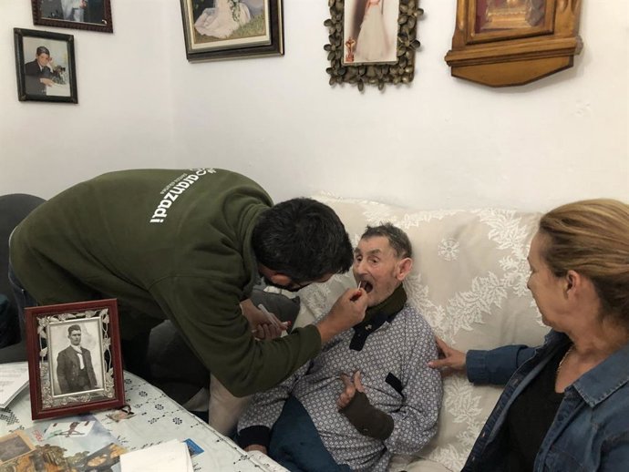 Toma de muestras en el proyecto ADN de Diputación.