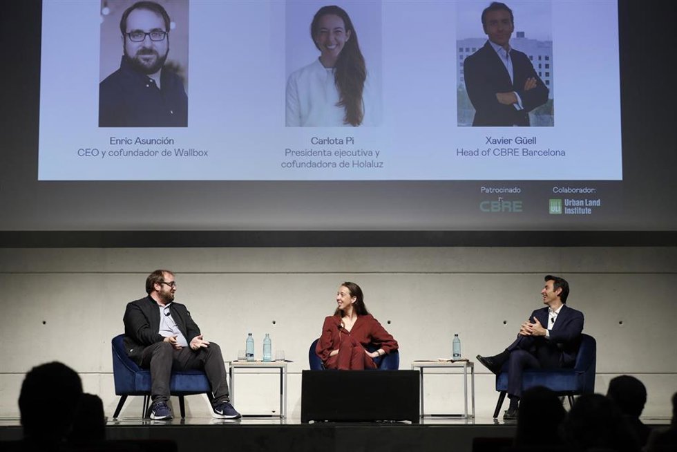 El ceo de Wallbox, Enric Asunción; la presidenta ejectuiva de Holaluz, Carlota Pi y el jefe de CBRE Barcelona, Xavier Güell.