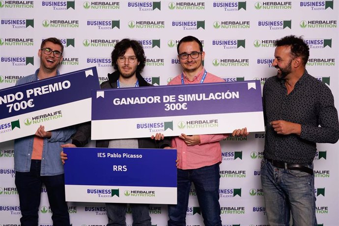 Los jóvenes Javier de la Torre, Jonathan Ruiz y Pablo Jiménez, alumnos del IES Pablo Picasso de Málaga.