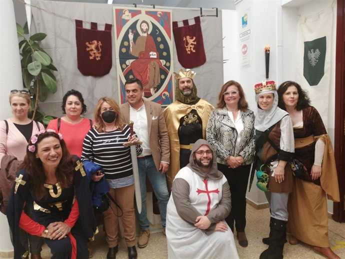 La delegada territorial de Educación y Deporte en Sevilla, María José Eslava, ha participado en las Jornadas Culturales 'Un Paseo por el Medievo' organizadas por el IES Virgen del Rosario, en Benacazón.