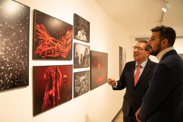El presidente de la Fundación Cajasol, Antonio Pulido, y el comisario de la muestra, Raphael Días E Silva, en la inauguración de la exposición 'World Press Photo'.