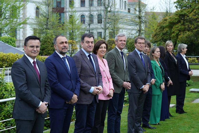 El presidente de la Xunta de Galicia, Alberto Núñez Feijóo (6i) y los conselleiros se toman una foto de familia, antes de participar en la reunión del Consello, en los Jardines de San Caetano, a 28 de abril de 2022, en Santiago de Compostela, A Coruña, 