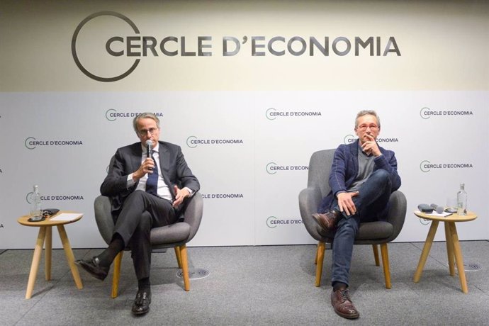 El presidente del Cercle d'Economia, Javier Faus, y miembro de la junta directiva, José M. Lasalle, durante la rueda de prensa
