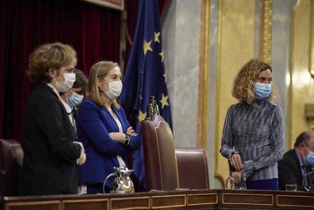 Archivo - La sots-secretària de Política Social del PP, Ana Pastor (2d), i la presidenta del Congrés, Meritxell Batet (1d)