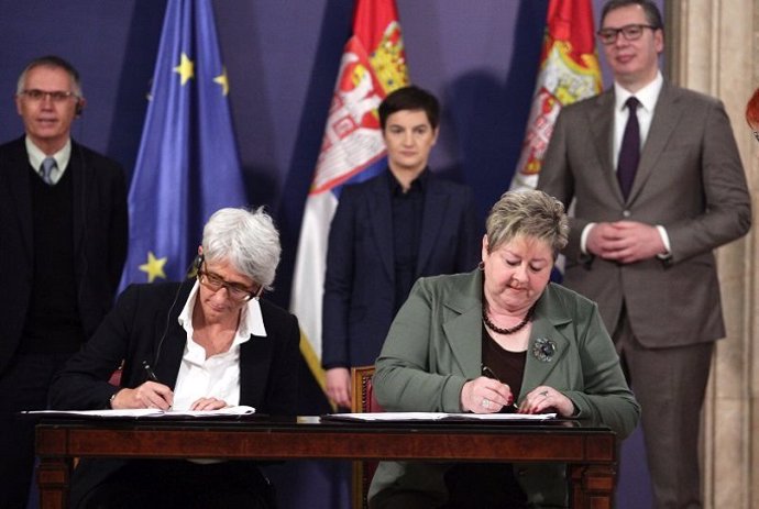 El consorcio Stellantis y el Gobierno de Serbia han firmado este jueves un acuerdo de 190 millones de euros para la producción de coches eléctricos en la fábrica de Fiat en la ciudad de Kragujevac