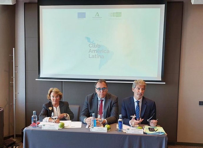 El consejero delegado de Extenda, Arturo Bernal, durante la presentación en Sevilla del Club de América Latina