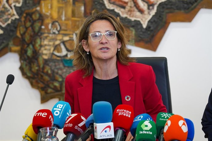 La vicepresidenta del Gobierno y ministra para la Transición Ecológica y el Reto Demográfico, Teresa Ribera, durante la atención a  los medios tras una reunión para abordar la versión final del plan hidrológico de la cuenca del Guadalquivir.