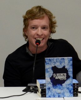 El escritor Gonzalo P. Goiko durante la presentación de su novela.
