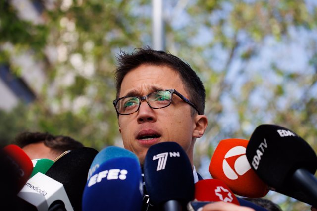 El diputado de Más País Íñigo Errejón atiende a los medios a su llegada a los Juzgados de Plaza de Castilla para declarar por segunda vez por un delito leve por la presunta patada a un vecino de Lavapiés, en los Juzgados de Plaza de Castilla