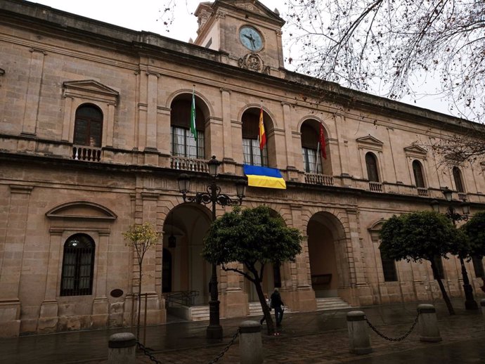 Archivo - Fachada del Ayuntamiento de Sevilla con una bandera ucraniana.