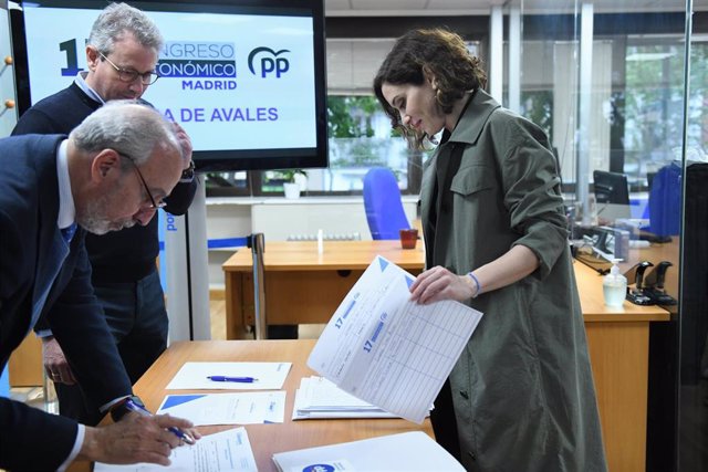 La presidenta de la Comunidad de Madrid, Isabel Díaz Ayuso, presenta los avales a su candidatura para presidir el PP de Madrid