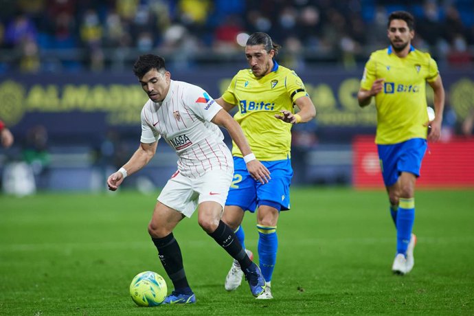Archivo - Marcos Acuna of Sevilla and Alfonso "Pacha" Espino of Cadiz in action during the spanish league, La Liga Santander, football match played between Cadiz CF and Sevilla FC at Nuevo Mirandilla stadium on January 3, 2022, in Cadiz, Spain.