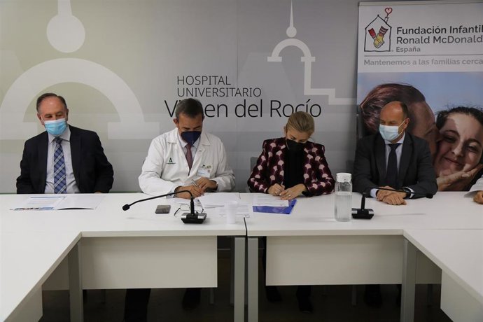 Responsables de la Fundación Infantil Ronald McDonald y del SAS firman un convenio de colaboración.