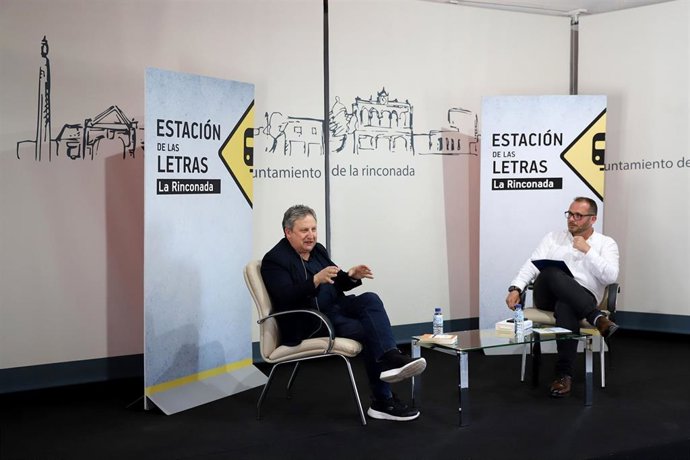 Archivo - El escritor y filósofo José Luis Ferris, en la Estación de las Letras de La Rinconada, acto conducido por el periodista Sergio Moreno.