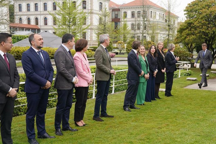 El presidente de la Xunta de Galicia, Alberto Núñez Feijóo (6i) y los conselleiros se toman una foto de familia, antes de participar en la reunión del Consello, en los Jardines de San Caetano, a 28 de abril de 2022, en Santiago de Compostela, A Coruña, 