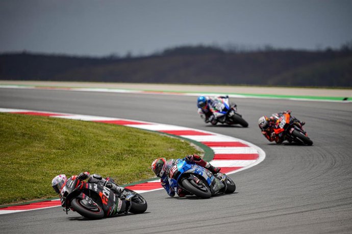 Aleix Espargaró por delante de Alex Rins durante el Gran Premio de Portugal 2022