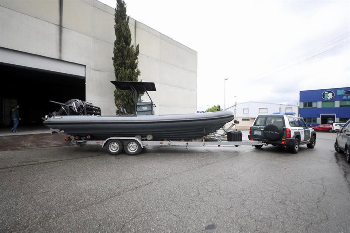 Un vehículo policial incauta una lancha el día en que han llevado a cabo un nuevo operativo contra el narcotráfico en la provincia de Pontevedra.