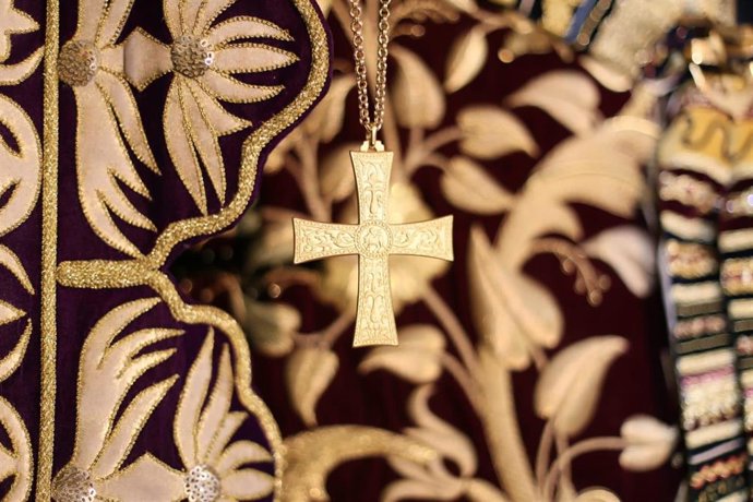 Detalle de la cruz pectoral del cardenal Amigo que prende de la cintura de la Virgen del Cerro del Águila.