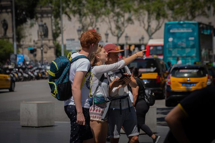 Archivo - Tres turistes a la Rambla de Barcelona 