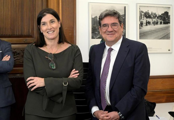 La alcaldesa de Santander, Gema Igual, y el ministro de Inclusión, Seguridad Social y Migraciones, José Luis Escrivá, en el Ayuntamiento