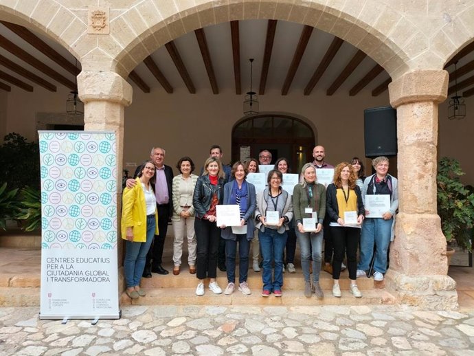 Las consellerias de Asuntos Sociales y Deportes y de Educación y Formación Profesional reconocen la labor en transformación social de 18 centros educativos de Baleares.