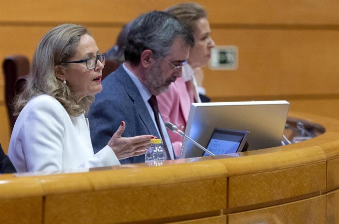 La vicepresidenta primera y ministra de Asuntos Económicos y Transformación Digital, Nadia Calviño, comparece en la Comisión General de las Comunidades Autónomas del Senado, en el Senado, a 28 de abril de 2022, en Madrid (España). Durante su intervenció