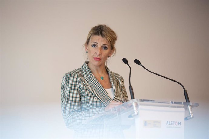 La vicepresidenta segunda del Gobierno y ministra de Trabajo y Economía Social, Yolanda Díaz,  interviene durante su visita la fábrica Alstom Transporte, a 22 de abril de 2022, en Santa Perptua de Mogoda, Barcelona, Cataluña (España). 