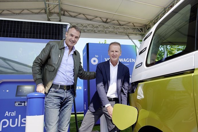 Bernard Looney (BP) y Herbert Diess (Volkswagen) lanzan el primer cargador rápido BP/Aral flexpole