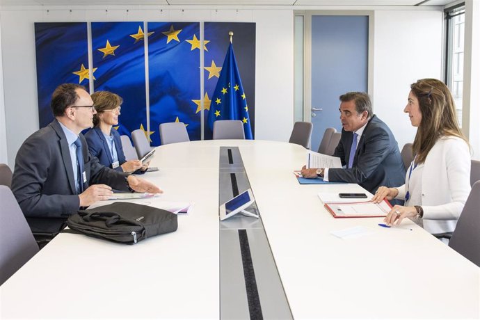 Margaritis Schinas, vicepresidente de la Comisión Europea, y Stella Kyriakides, comisaria de Salud y Seguridad Alimentaria de la Unión Europea, han recibido la visita de Elisabeth Stampa, presidenta de Medicines for Europe.