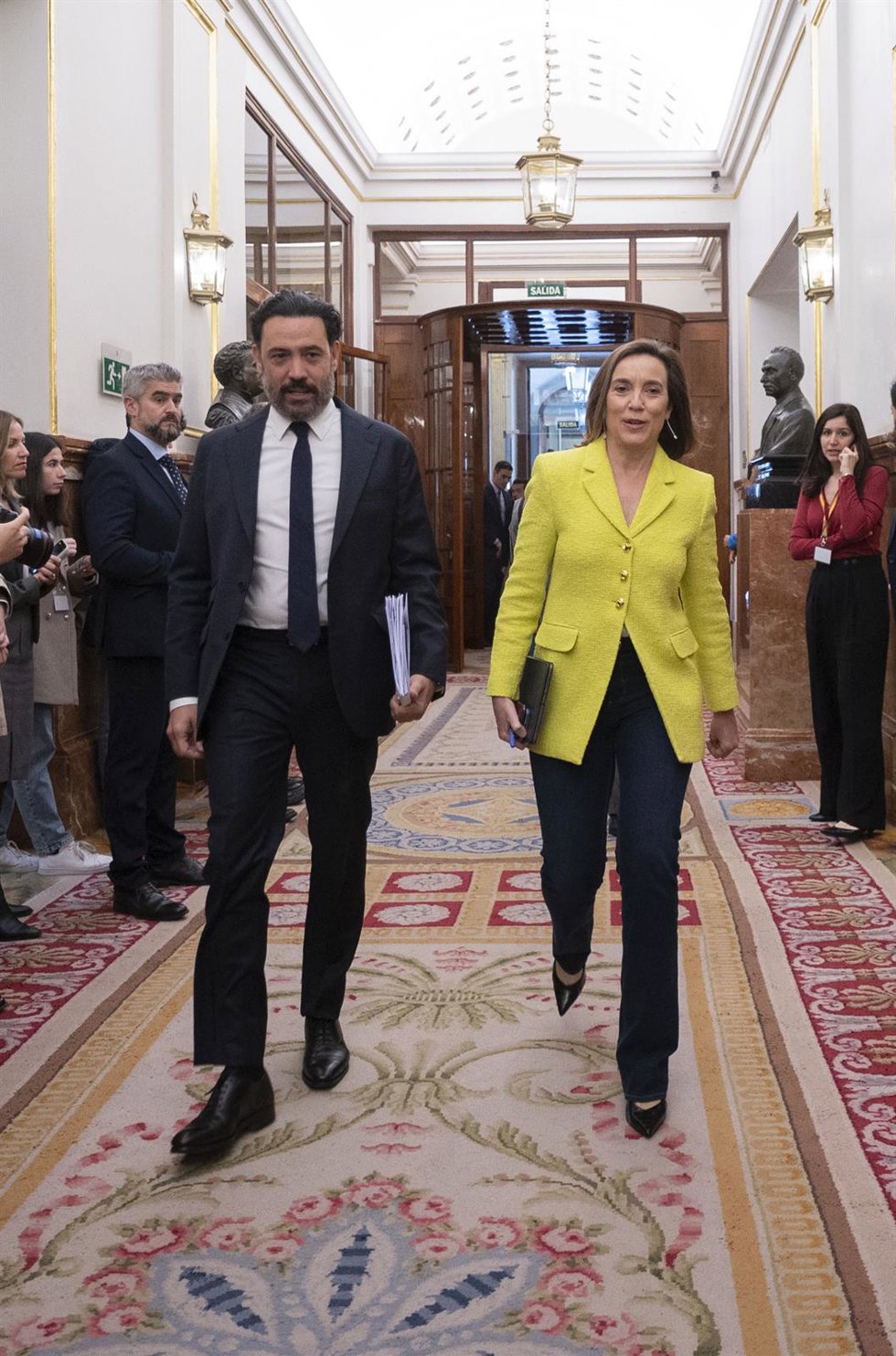 El diputado del Partido Popular en el Congreso de los Diputados, Guillermo Mariscal, y la secretaria General del Partido Popular y portavoz del partido, Cuca Gamarra, a su llegada a una sesión plenaria, en el Congreso de los Diputados, a 27 de abril de 