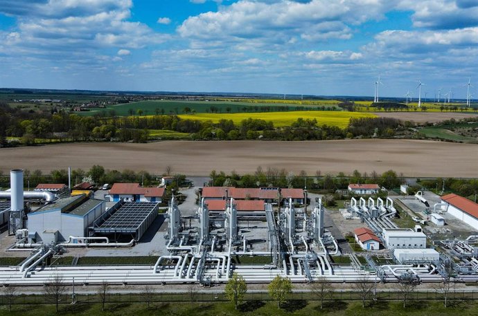 27 April 2022, Brandenburg, Mallnow: An aerial view of the Mallnow natural gas compressor station of GASCADE Gastransport GmbH, which mainly receives Russian natural gas near the German-Polish border. From its source to its point of use, the natural gas