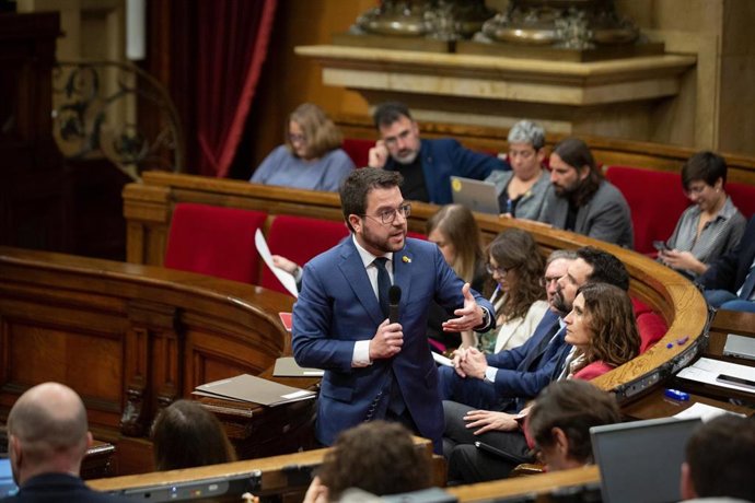 Imagen de archivo - El presidente de la Generalitat, Pere Aragons, interviene en una sesión plenaria, en el Parlament de Cataluña, a 27 de abril de 2022, en Barcelona, Cataluña (España). 
