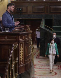 Archivo - El portavoz de Esquerra Republicana en el Congreso, Gabriel Rufián, interviene en el Congreso, mientras la ministra de Defensa, Margarita Robles, entra en el hemiciclo.