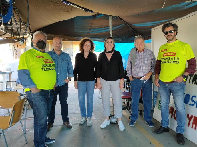 Nuria López y Marina Borrego (centro), con los trabajadores de Zumosol.