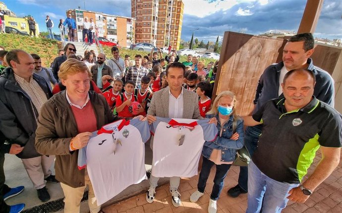 El alcalde de Badajoz, Ignacio Gragera, y el potavoz municipal del PSOE y vicepresidente de la Diputación de Badajoz, Ricardo Cabezas, en la inauguración del campo de fútbol de la margen derecha.