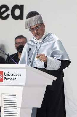 Archivo - O xornalista Carlos Herrera, intervén no acto da súa investidura como Doutor Honoris Causa pola Universidade Europea de Madrid, a 21 de outubro de 2021, en Villaviciosa de Odón, Madrid, (España). Os xornalistas recibiron este galardón polo seu