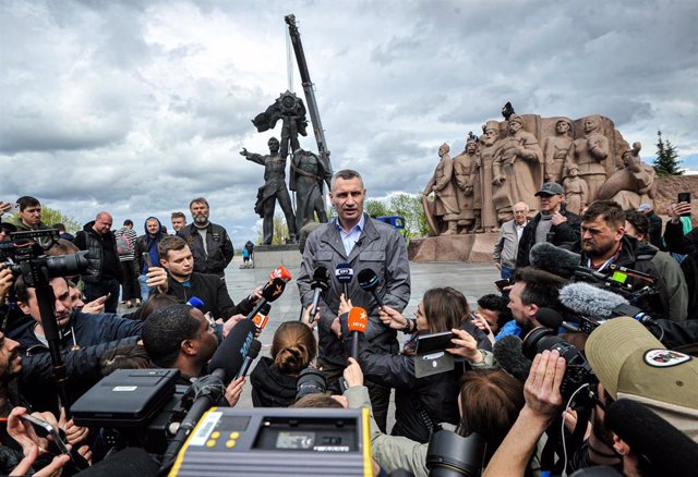 El alcalde de Kiev, Vitali Klitschko, atiende a la prensa mientras es derribado un monumento de la época soviética. 